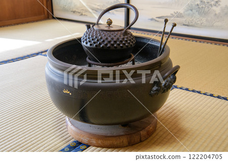 A round brazier and iron kettle placed in front of the sliding door 122204705
