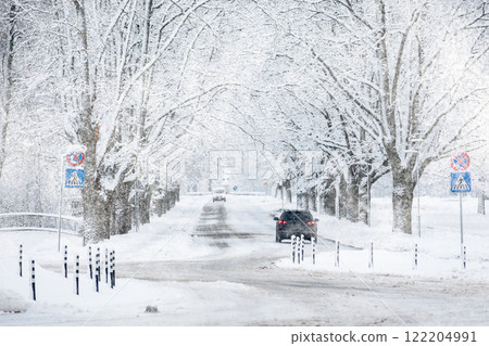 Heavy snowfall and dangerous road conditions. Traffic flow Heavy snowfall and dangerous road conditions. Traffic flow 122204991