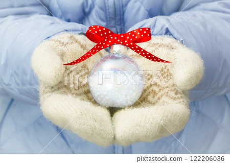 Christmas ball in hands 122206086