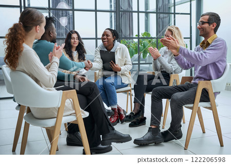 Business people applauding the coach after the lecture . 122206598