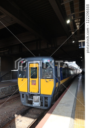 The Super Oki Express stops at the platform of JR Yamaguchi Line, Shin-Yamaguchi Station 122206888