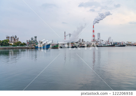Yokkaichi Petrochemical Complex, view from Kasumigaura Green Park (Yokkaichi City, Mie Prefecture) 122206938