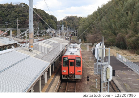 JR Sanin Main Line and Kishi Line trains stopping at the platform at JR Shinji Station 122207090