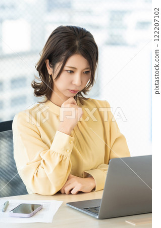 Woman/businesswoman thinking while using a computer 122207102