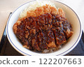 新鮮出爐的美味醬汁炸肉排碗 122207663