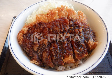 新鮮出爐的美味醬汁炸肉排碗 新鮮出爐的美味醬汁炸肉排碗 122207663