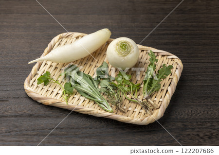 竹籃和七種春天草藥放在木桌上 122207686