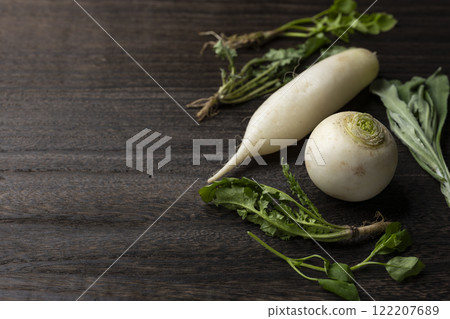 木桌上佈置的春季香草和複製空間 122207689