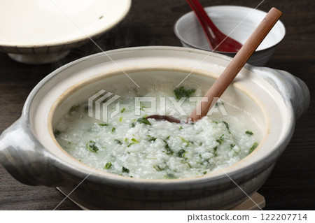 木匙舀起熱氣騰騰的七草粥 122207714