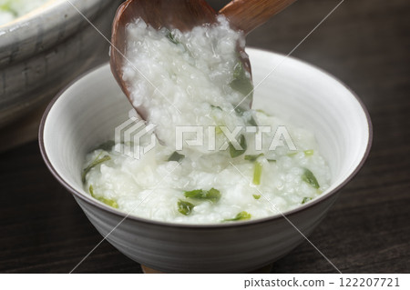 將七草粥放入碗中 將七草粥放入碗中 122207721