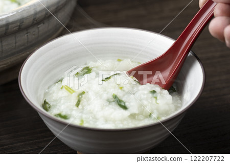 七草粥盛在碗裡 七草粥盛在碗裡 122207722