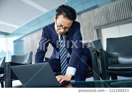 在辦公室使用個人電腦的商人 122208853