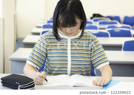 女學生上課 女學生上課 122209022