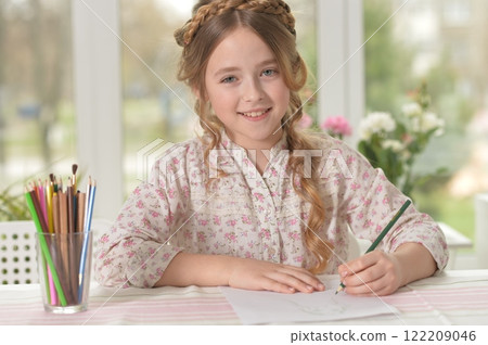 Cute smiling little girl drawing at home Cute smiling little girl drawing at home 122209046