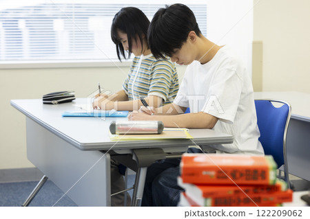Student studying 122209062