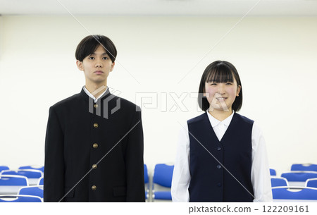 穿制服的男女學生 122209161