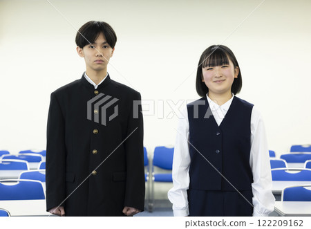 穿制服的男女學生 122209162