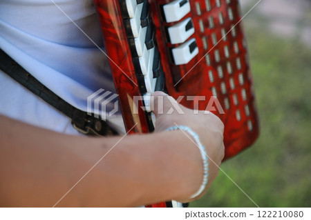 Hand On The Vintage Accordion Hand On The Vintage Accordion 122210080
