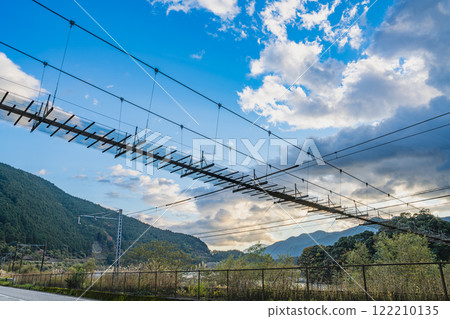 View of Shiogo Suspension Bridge in Kawane Town from below (Shizuoka Prefecture) View of Shiogo Suspension Bridge in Kawane Town from below (Shizuoka Prefecture) 122210135