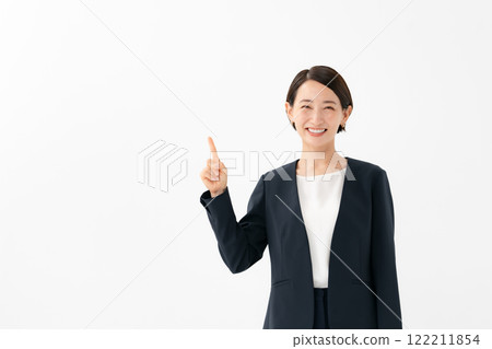 一個女人指著白色背景 122211854