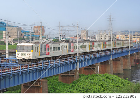 Tokaido Line Hiratsuka-Chigasaki JR East 185 series OM07 train (Omiya) out of service 122212902