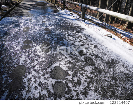 冬季小路的樹影與小雪 122214407