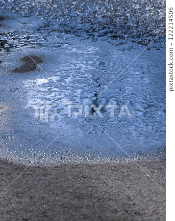 反射冬日陽光的冰凍水坑的特寫 122214506