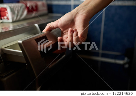 Operating a Modern Washing Machine A Comprehensive Guide to Efficient, User Friendly Use 122214620