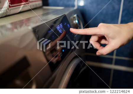 Operating a Modern Washing Machine A Comprehensive Guide to Efficient, User Friendly Use 122214624