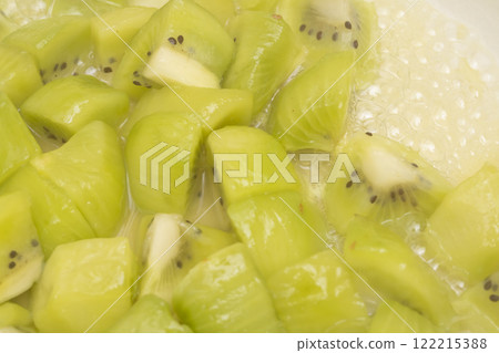 製作獼猴桃果醬:將獼猴桃放入鍋中煮沸 製作獼猴桃果醬:將獼猴桃放入鍋中煮沸 122215388