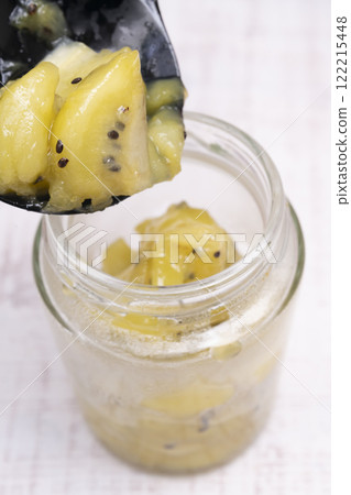 將新鮮製作的獼猴桃果醬裝滿玻璃罐 122215448