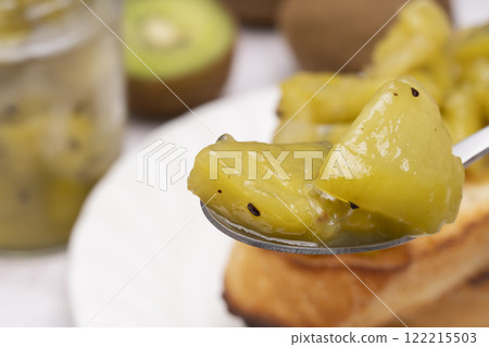 用湯匙舀起獼猴桃果醬 用湯匙舀起獼猴桃果醬 用湯匙舀起獼猴桃果醬 用湯匙舀起獼猴桃果醬 122215503