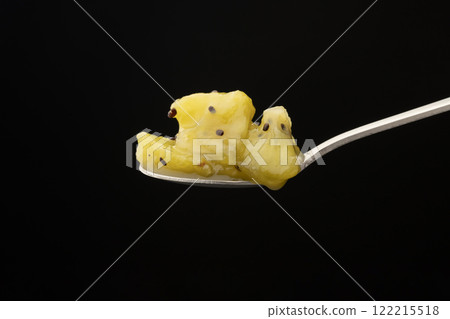 用湯匙舀起獼猴桃果醬 用湯匙舀起獼猴桃果醬 122215518