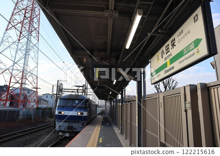 貨運列車經過的小田榮站(濱川崎月台) 貨運列車經過的小田榮站(濱川崎月台) 122215616