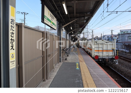Odasakae Station (Hamakawasaki-bound platform) where a freight train passes 122215617