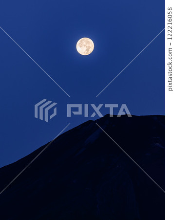 (山梨縣)月圓之夜富士山頂的剪影 (山梨縣)月圓之夜富士山頂的剪影 122216058