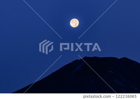 （山梨縣）月圓之夜富士山頂的剪影 122216065