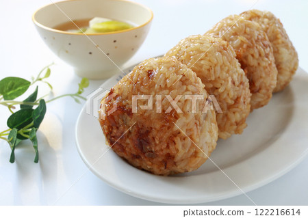 烤飯糰白色背景 122216614