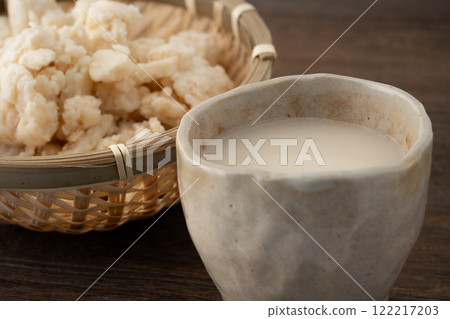 將清酒酒糟放入茶杯中製成的甘酒 將清酒酒糟放入茶杯中製成的甘酒 122217203