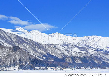 The Hakuba mountain range in winter as seen from the foot of the mountain The Hakuba mountain range in winter as seen from the foot of the mountain 122217564