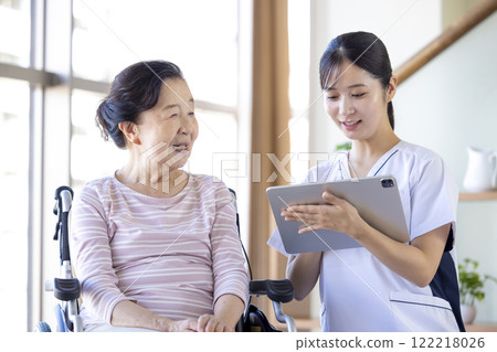護理形象:護理師訪問一位老年婦女 護理形象:護理師訪問一位老年婦女 122218026