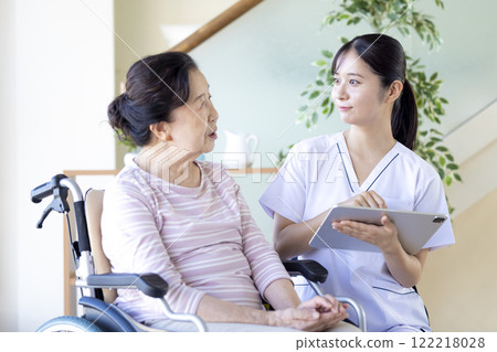 Nursing care image: A nurse interviewing a senior woman Nursing care image: A nurse interviewing a senior woman 122218028