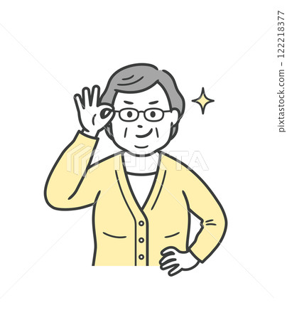 一位肥胖的老婦人舉起眼鏡,咧嘴一笑,表現出自信。 一位肥胖的老婦人舉起眼鏡,咧嘴一笑,表現出自信。 122218377