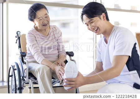 醫療：高級婦女接受物理治療師的檢查 122218428