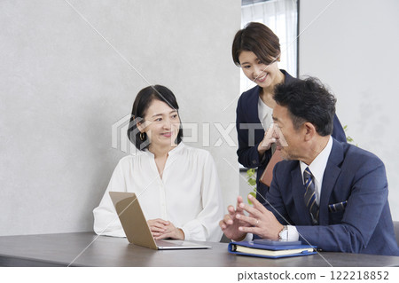 女商人和商人在辦公室開會 122218852