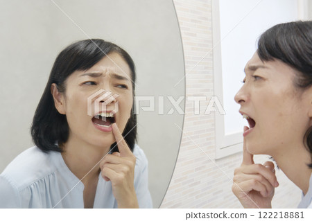 50多歲女性的牙齒問題 122218881