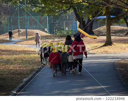 幼兒園的孩子和老師在冬季公園進行實地考察 幼兒園的孩子和老師在冬季公園進行實地考察 122218946