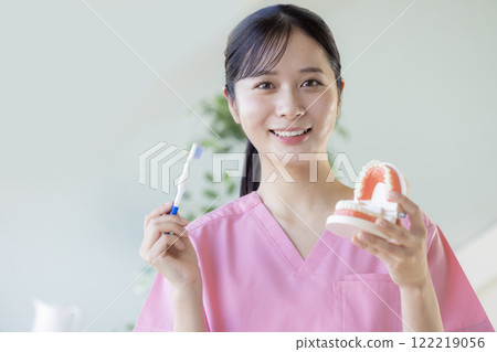 Dental hygienist who teaches tooth brushing 122219056