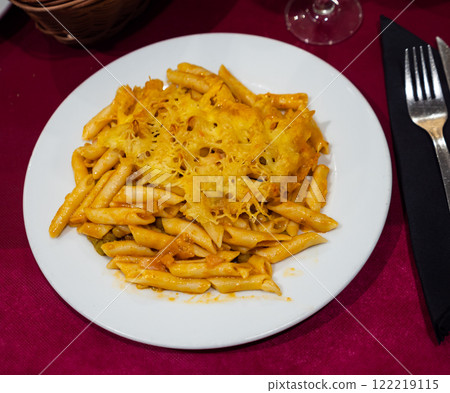 Macaroni gratin with cheese and peas Macaroni gratin with cheese and peas 122219115