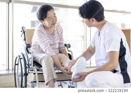 醫療：高級婦女接受物理治療師的檢查 122219194